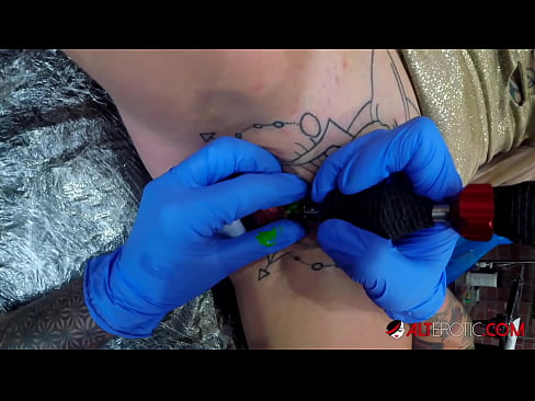 ❤️ Uiters getatoeëerde hottie Sully Savage het 'n tatoeëermerk op haar klitoris gekry Mooi pornografie by ons af.cbddeluxe.top ❌️